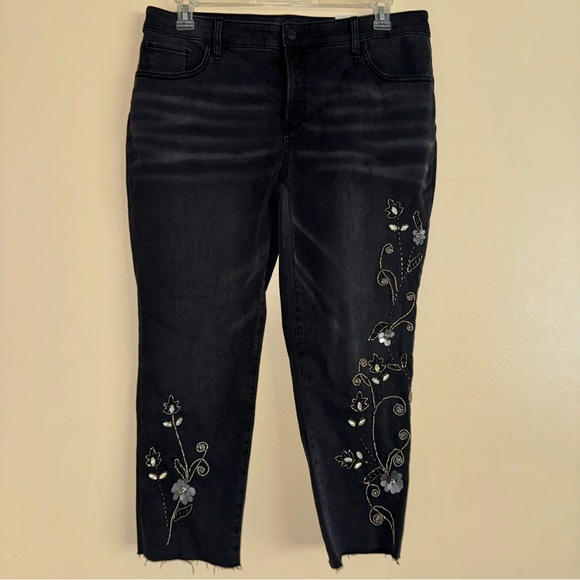 Chico’s Black So Slimming Beaded Vines Girlfriend Slim Leg Jean 2.5P NWT! - Picture 1 of 8